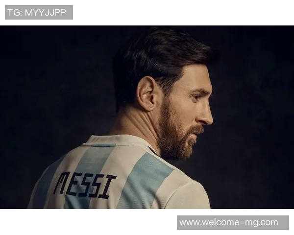 梅西课间专注踢球不理铃声老师提醒他马拉多纳独一无二