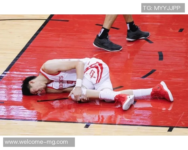 布克右脚踝重伤被队友搀扶回更衣室球队面临严峻考验