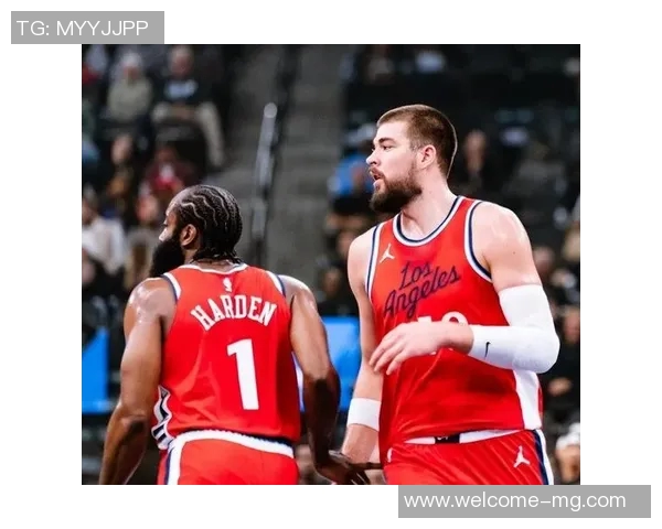 小卡为哈登送上新年祝福希望他一年都能保持干净的胡子不被食物弄脏